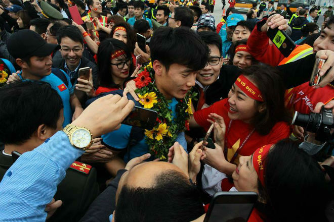 U23 Việt Nam trở về: &#34;Biển người&#34; bao vây, fan hát mừng sinh nhật Tiến Dũng - 5
