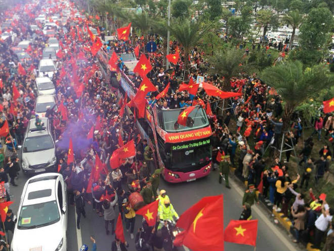U23 Việt Nam trở về: &#34;Biển người&#34; bao vây, fan hát mừng sinh nhật Tiến Dũng - 8