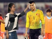Tranh vui - Ngỡ ngàng với cô gái &quot;chụp ảnh chung&quot; với Bùi Tiến Dũng