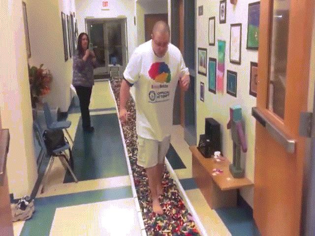 Phi thường - kỳ quặc - Kỷ lục thế giới về đi chân trần trên mảnh lego