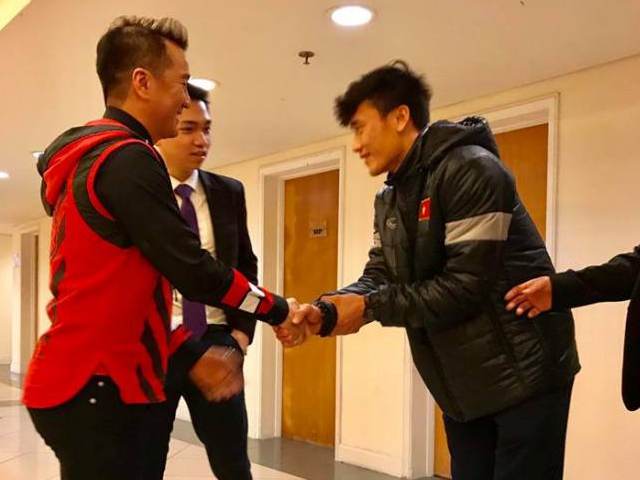 Đời sống Showbiz - Thủ môn Tiến Dũng vẫy tay chào, gọi Mr. Đàm là "soái ca"