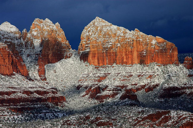 1. Sedona, Arizona, Hoa Kỳ: Thị trấn này nổi tiếng với các núi đá cẩm thạch màu đỏ được phủ ngập tuyết trong mùa đông. Khi đến đây, du khách có thể tận hưởng sự yên tĩnh và những con đường leo núi rất thưa người.