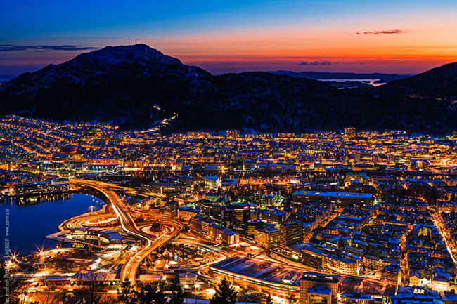 7. Bergen, Na Uy: Là thị trấn nổi tiếng nhất của đất nước này, được bao quanh là thiên nhiên hoang sơ, hài hòa giữa núi và vịnh nước. Dãy núi sát thị trấn luôn nhộn nhịp du khách đến để trượt tuyết&nbsp;và leo núi.