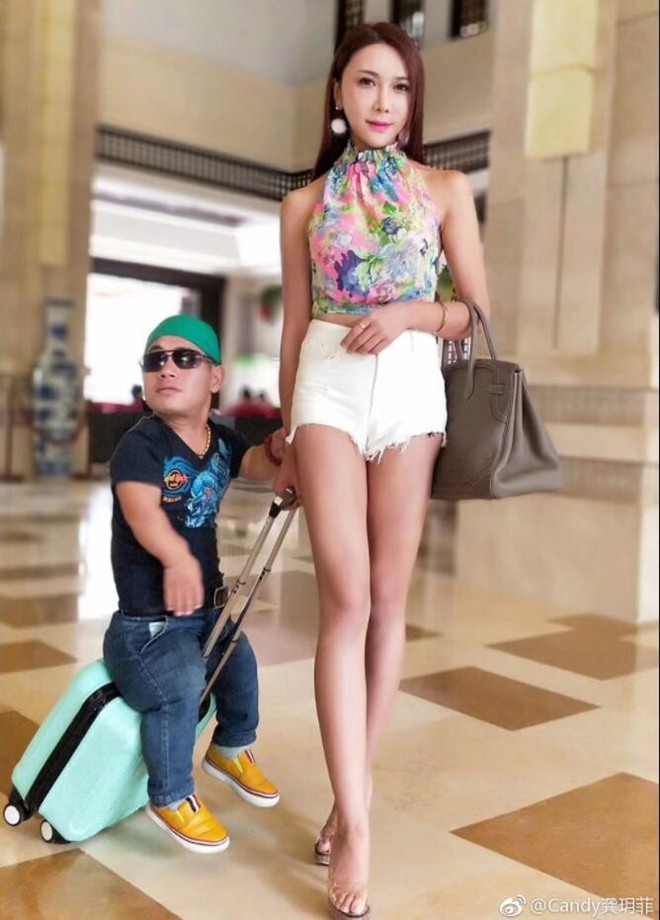 “Chị dâu Võ Tòng” diện bikini đi tắm biển với bạn trai cao 1m - 3