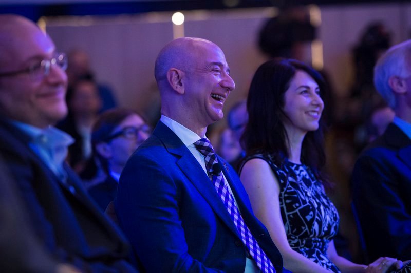 Chuyện tình yêu lãng mạn của cặp vợ chồng giàu nhất hành tinh - 3