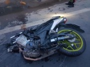 Tin tức trong ngày - Xe máy gãy đôi sau cú tông trực diện vào ô tô tải