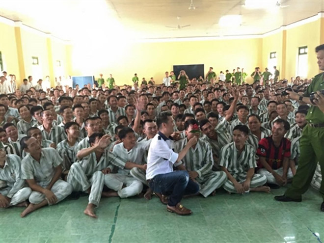 Mr. Đàm tung MV với cảnh hát trong trại giam gây chú ý - 3
