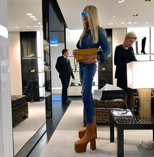 Dung mạo tuyệt sắc của 4 cô mẫu Nga có chân "bàn cuốc" - 11