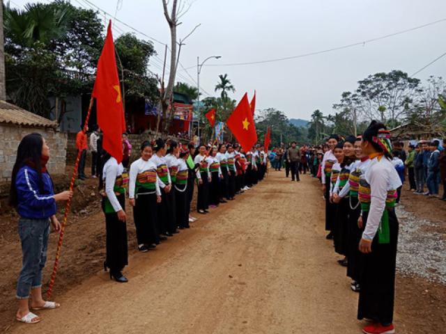 Cả làng hát “Vũ điệu rượu cần” chào đón anh em Bùi Tiến Dũng