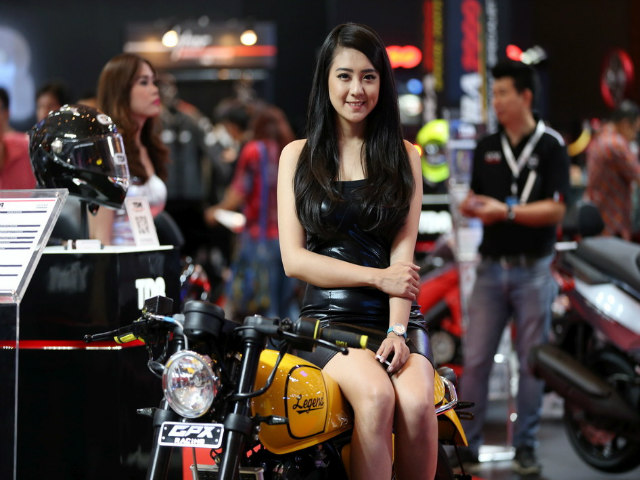 Thế giới xe - Ngắm người đẹp Á Đông mặn mà bên xế mới