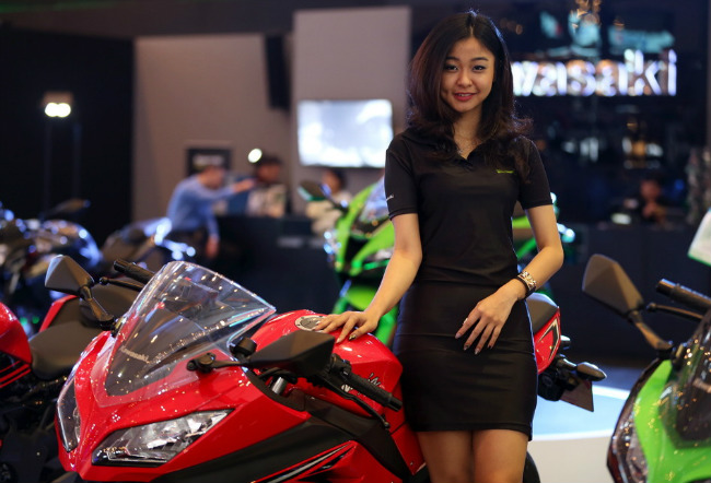 Nụ cười để lộ má lún đồng tiền.
