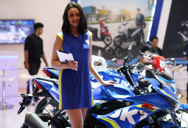 Cùng sắc xanh với xế nổ Suzuki.