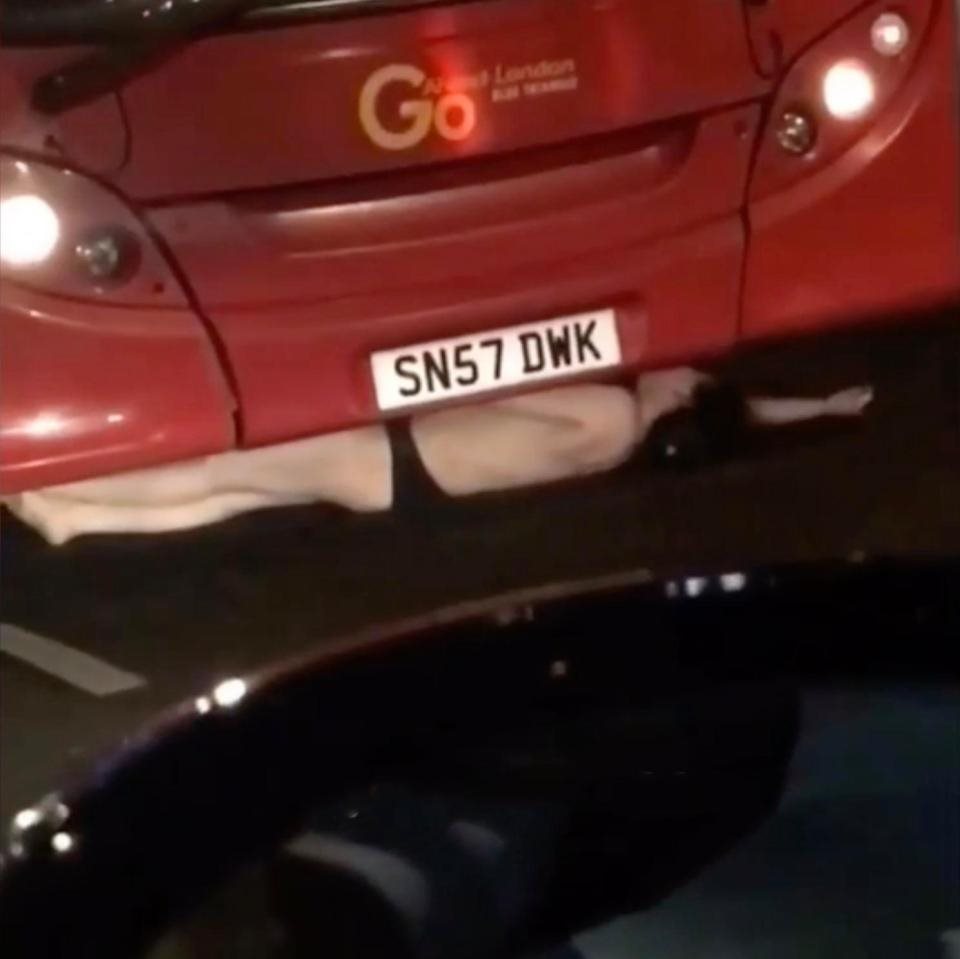 Gái trẻ gây tắc đường vì khỏa thân nằm dưới bánh xe buýt - 2