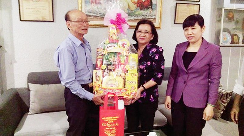 Mật thư viết trên cánh tay cô gái - 2