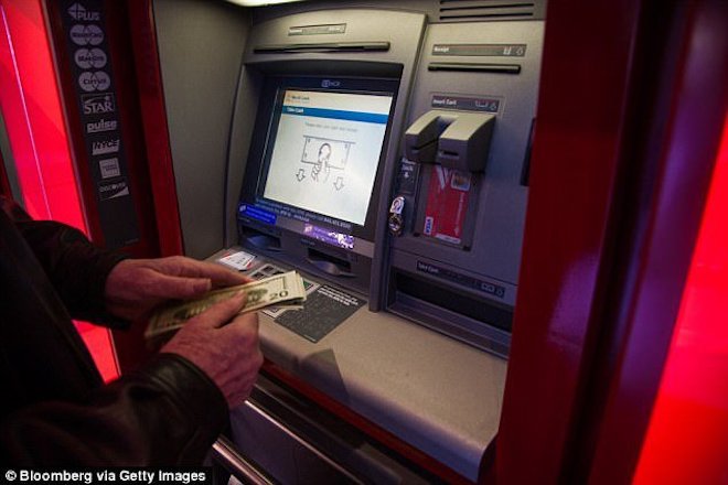 Máy ATM bị hacker tấn công, nhả tiền ào ạt - 1