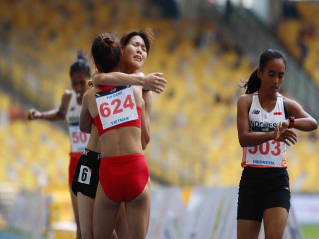 Hình ảnh thể thao Việt Nam đẹp nhất 2017: Người đẹp dìu đồng đội ngã quỵ