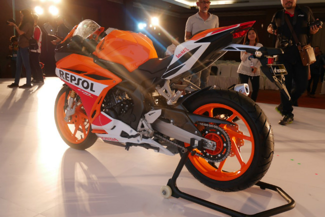 Honda CBR250RR Repsol Edition có lô-gô Repsol lớn, đính kèm gói phụ kiện thông minh của Honda &#40;HGA&#41; gồm nắp yên xe, tấm ốp carbon và bảo vệ tay lái được thiết kế đặc dụng cho xe có ABS.