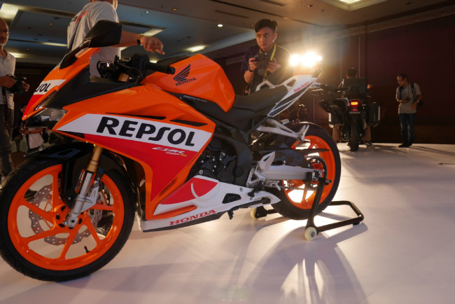 Mẫu xe này được lấy cảm hứng từ dòng xe đua MotoGP và đội đua Repsol Honda.