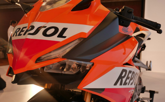 Cận cảnh đèn pha và xi-nhan của Honda CBR250RR Repsol Edition.