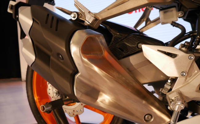 Cận cảnh đầu ống xả của Honda CBR250RR Repsol Edition.