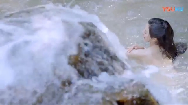 Người đẹp sinh năm 1996 tự tin khoe trọn tấm lưng trần dưới nước.