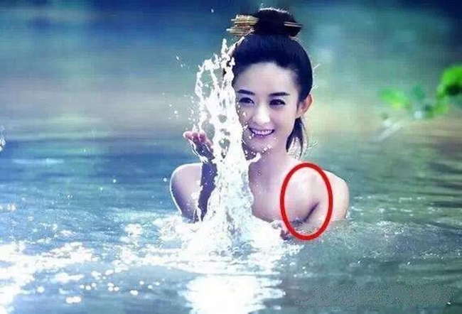 Tuy nhiên, trong một bức ảnh khác, diễn viên 8X bị fan soi việc mặc nội y đóng cảnh tắm. Trên bả vai người đẹp, dễ dàng nhận thấy quai áo trong suốt mà cô sử dụng do sợ &#34;hớ hênh&#34;.