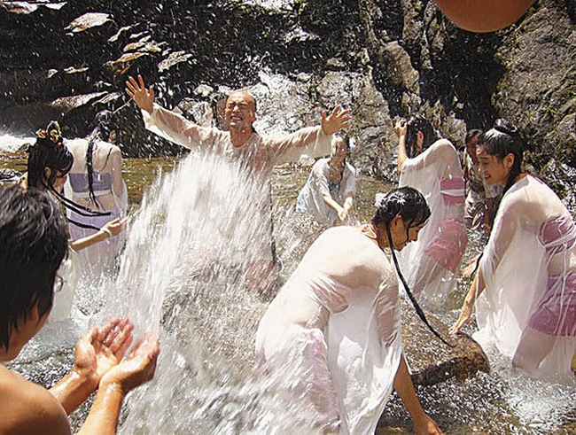 Cảnh quay Huỳnh Hiểu Minh (vai Vi Tiểu Bảo) tắm trần cùng 7 cô vợ trong "Lộc đỉnh ký" 2008 từng gây xôn xao dư luận.