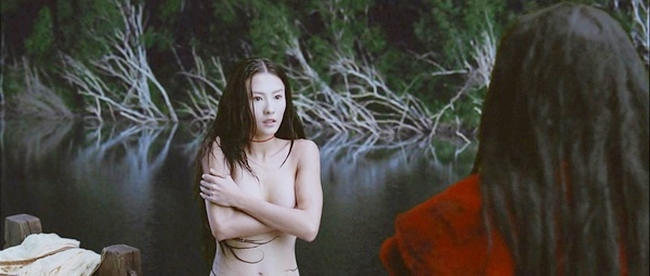 Trương Bá Chi và cảnh tắm nóng bỏng để đời trong phim "Vô cực". Đây là một trong những phân cảnh nghệ thuật và ấn tượng nhất trong điện ảnh Hong Kong.