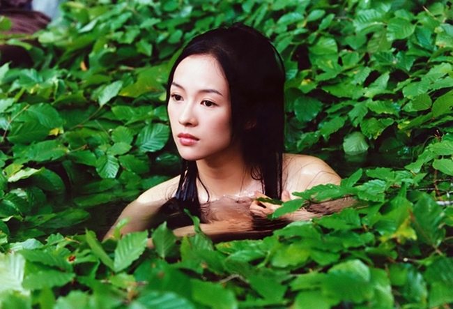 Người đẹp Chương Tử Di mang tới nét đẹp nguyên sơ trong một cảnh phim &#34;Thập diện mai phục&#34;.