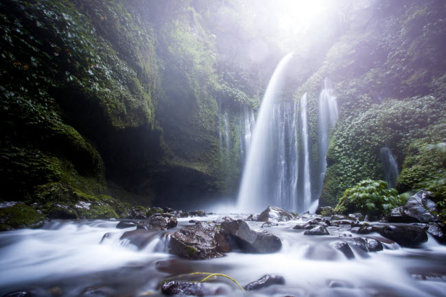 Nước của thác Sendang Gile và Tiu Kelep chảy xuống vách núi cao 45m trên đảo Lombok ở Indonesia.