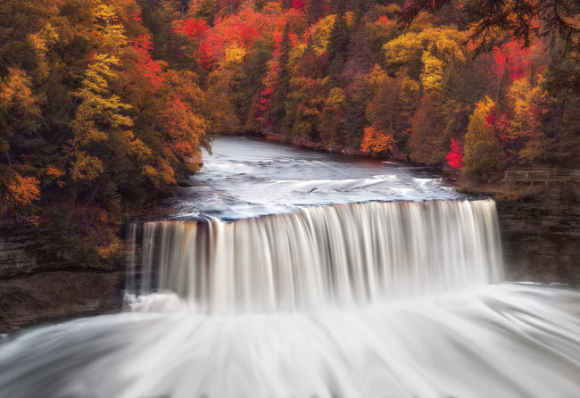 Thác Upper Tahquamenon nằm trong vườn quốc gia Tahquamenon ở bang Michigan, Mỹ. Phần lớn của khu bảo tồn thiên nhiên là rừng và không có đường mòn, công trình xây dựng hay lưới điện.