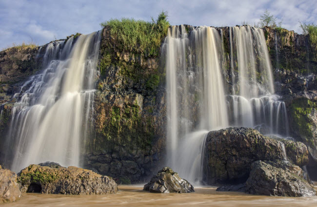 Dòng nước mạnh chảy xuống từ thác khổng lồ ở Việt Nam vào mùa mưa.