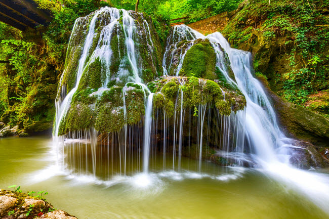 Vẻ đẹp như tranh vẽ của thác Bigar ở Romania.