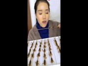 Phi thường - kỳ quặc - Cô gái xinh đẹp nhai bọ cạp, gián, sâu ngon lành đến kinh dị