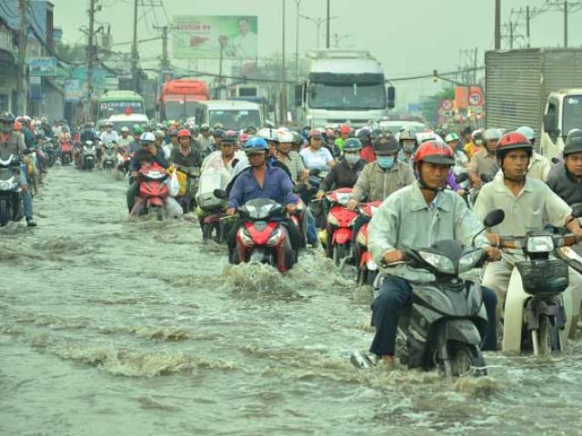 TP.HCM: Triều cường vượt đỉnh, ngàn người “chôn chân” trong biển nước