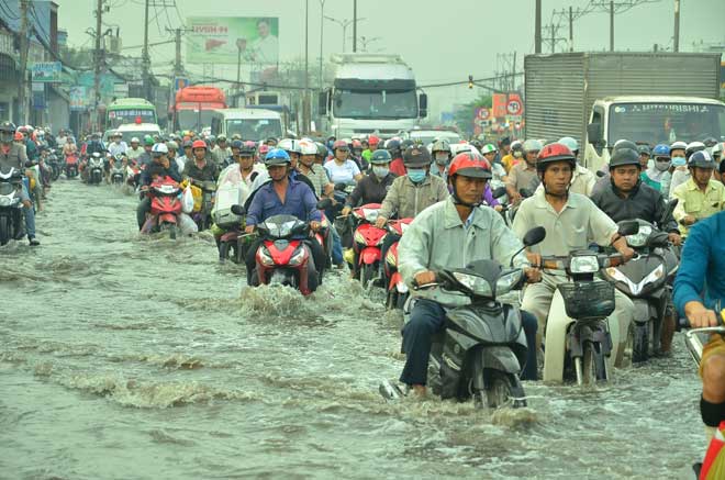 TP.HCM: Triều cường vượt đỉnh, ngàn người “chôn chân” trong biển nước - 1