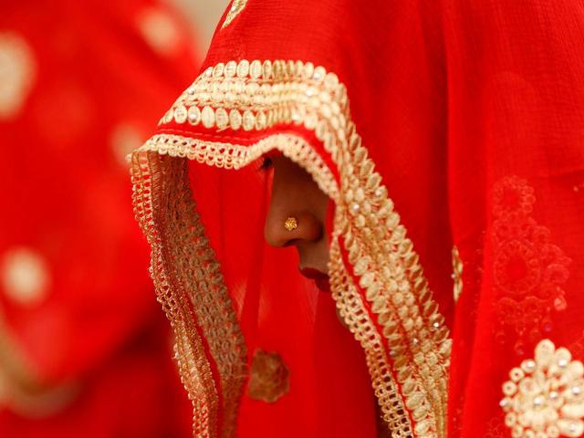 Ấn Độ: Chú rể kiểm tra trinh tiết cô dâu, hội đồng làng ngồi ngoài chờ