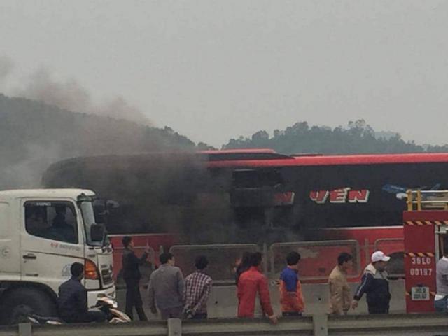 Tin tức trong ngày - Xe khách 45 chỗ bốc cháy, hành khách hoảng loạn phá cửa
