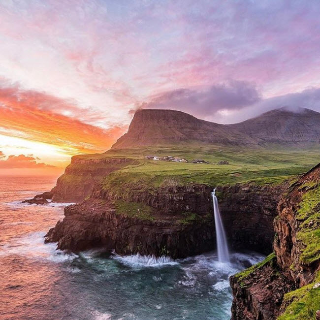 Gásadalur, Đan Mạch: Ngôi làng nằm tại một thung lũng đẹp giữa các vách núi cao nhất trên đảo Vagar thuộc quần đảo Faroe. Dân số của ngôi làng vào năm 2002 chỉ là 16 người. Vào năm 2004, một đường hầm đặc biệt được xây dựng giúp việc di chuyển dễ dàng và từ đó du lịch ở đây bắt đầu phát triển.