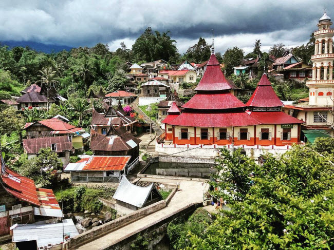 Pariangan, Indonesia: Núi lửa Merapi nằm ngay cạnh ngôi làng Pariangan và là một trong những tài sản thiên nhiên lớn nhất của Indonesia. Pariangan được cho là ngôi làng lâu đời nhất của người Minangkabau. Đó là lý do tại sao du khách có thể học được rất nhiều về văn hóa và tập quán của người dân bản địa.