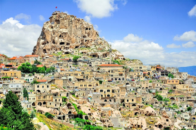 Uchisar, Thổ Nhĩ Kỳ: Ngôi làng gây ấn tượng với địa điểm nằm trên vách núi và phong cảnh tuyệt mỹ xung quanh.