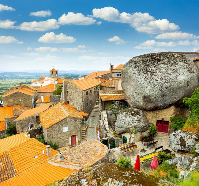 Monsanto, Bồ Đảo Nha: Đây là ngôi làng mang đậm phong cách Bồ Đào Nha nhất, với những ngôi nhà nhỏ mái đỏ nằm dưới các tảng đá granite khổng lồ. Đường phố nhỏ ở đây được tạc từ đá.
