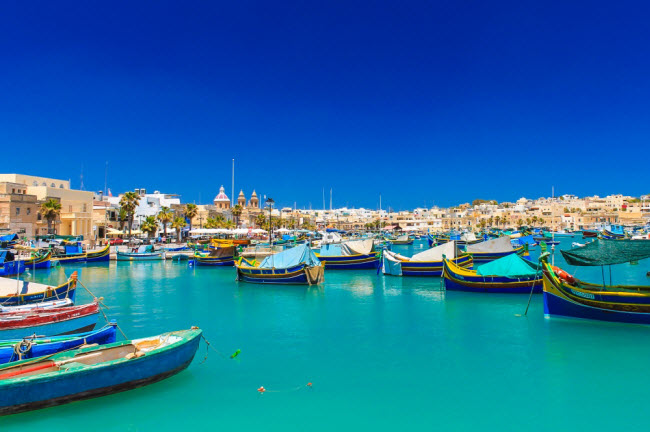 Marsaxlokk, Malta: Làng chài trên đảo Malta không bị ảnh hưởng của các cơn bão, nên các ngôi nhà ở đây được xây dựng bằng sa thạch ngay sát mặt nước. Dân số của ngôi làng nhỏ này chỉ khoảng 3.000 người và phần lớn là ngư dân.