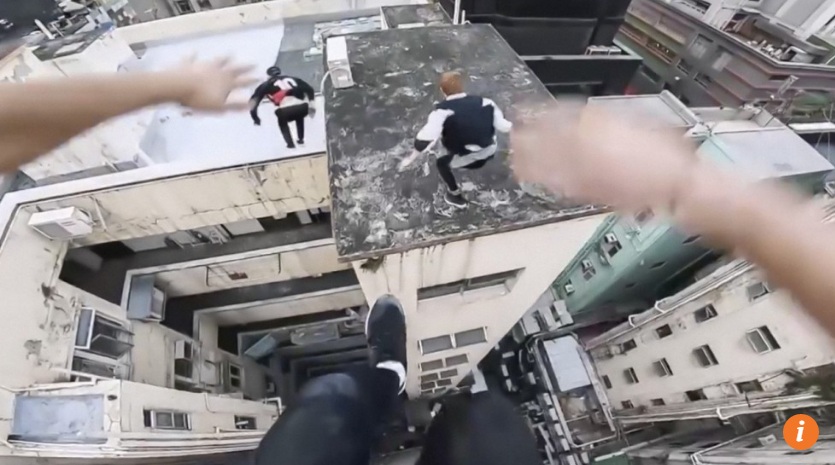 Video: Thót tim cảnh nhảy qua tòa nhà 17 tầng ở Hong Kong - 1