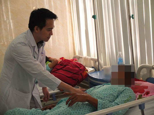 Chăm ao tôm, 3 người bị máy cuốn luôn "của quý" - 1