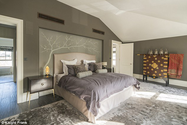 Phòng ngủ của chủ nhân được thiết kế với tông màu ghi sáng, tạo sự ấm cúng trong không gian