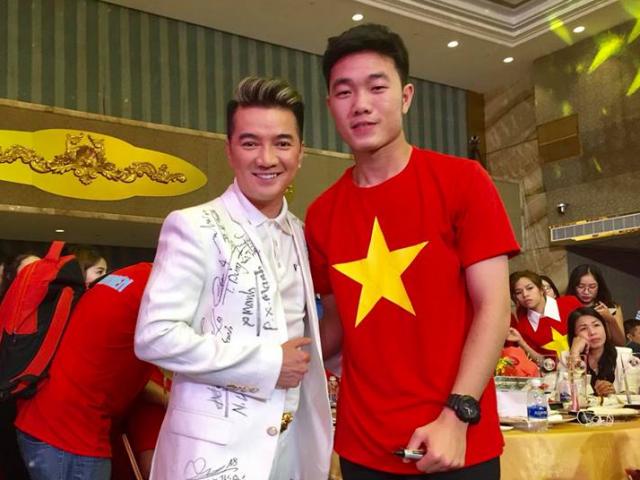 Đời sống Showbiz - Đàm Vĩnh Hưng xin chữ ký cầu thủ U23 vào chiếc áo "độc nhất vô nhị"