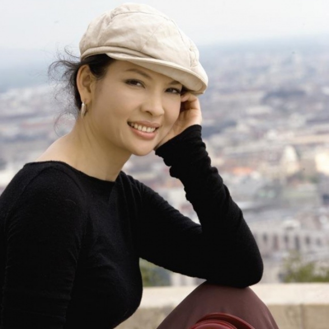 Dần dần, với nhan sắc trời cho của mình, Thuỷ Hương đã tạo được tiếng tăm trong giới người mẫu thời bấy giờ. Cô cũng được không ít nhiếp ảnh gia theo đuổi, săn đón.