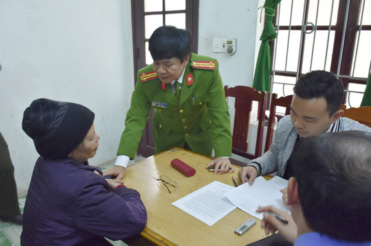 Dựng lại hiện trường vụ bé 20 ngày tuổi nghi bị bà nội sát hại - 3