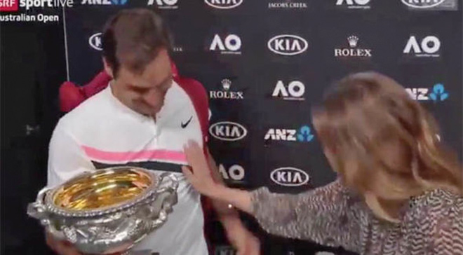 Federer vô địch 20 Grand Slam ngớ người: Bị nữ nhà báo &#34;sàm sỡ&#34; - 1